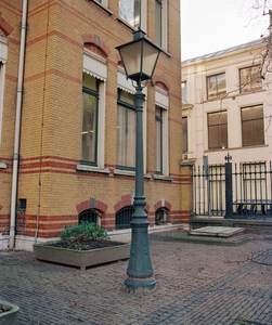 842135 Afbeelding van een 'klassieke' straatlantaarn, model 'Pyke Koch', op het plein voor het Paleis van Justitie / ...